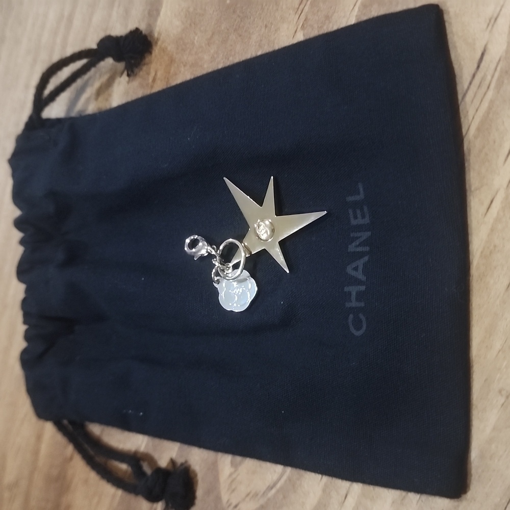Chanel Holiday charm Limited edition NWT AUTHENTIC - Picture 2 of 2